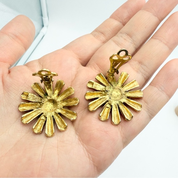 Vintage Gold Tone Flower Shaped Clip On Earrings - Picture 5 of 6